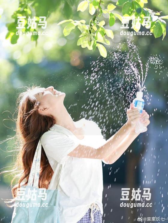 “主页上仿佛充斥着无数个“哦”——www.51.com首页的刺激弹幕”，