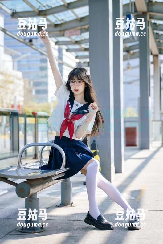 免费看“51朝阳群众”如何在公园里吃瓜，身姿优雅得让人窒息？
