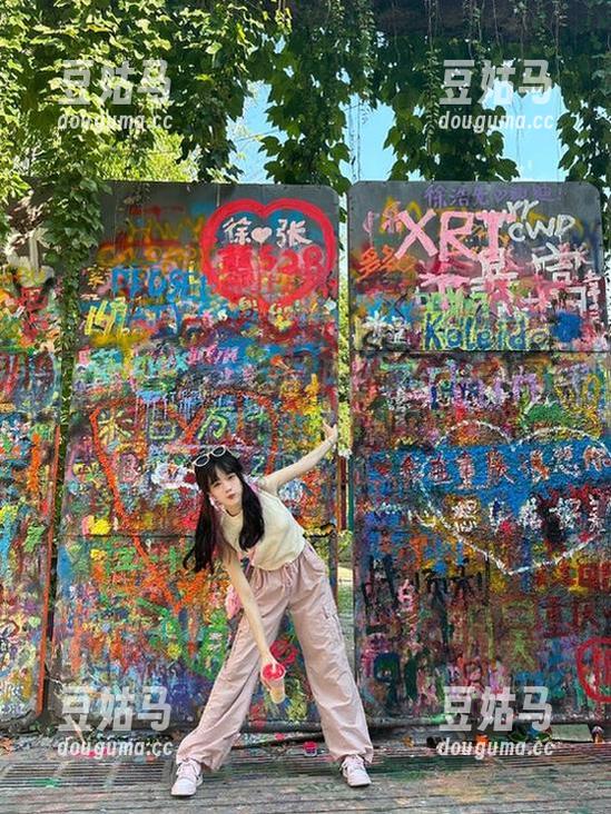 “58吃瓜”网站发布：最新绯闻就像夏天的西瓜，甜蜜又多汁！