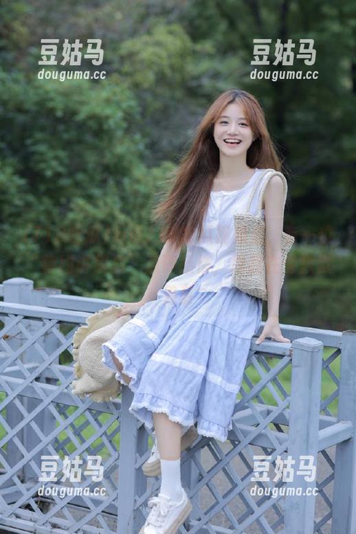 听说718吃瓜视频里，有一位“特约讲解员”点评感情，而我在旁默默羡慕