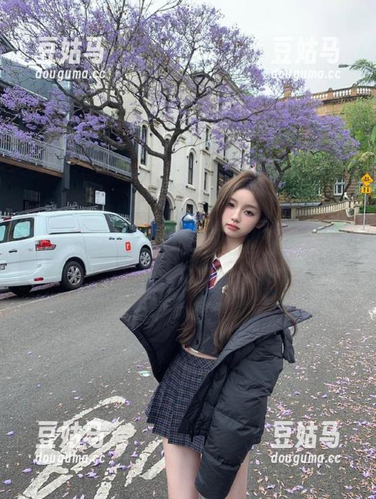 下载五一吃瓜群众网，瓜田里藏着啥？我有些期待，又有点紧张...