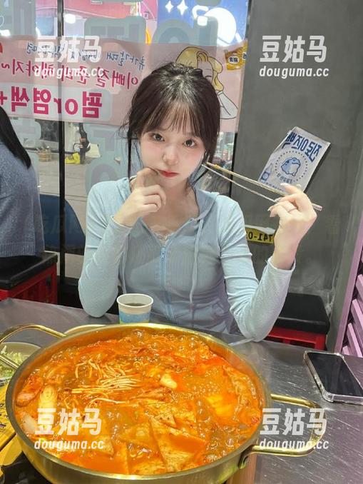 登录就在眼前，吃瓜网在线：看热闹的同时还可能捡到心动的桥段。