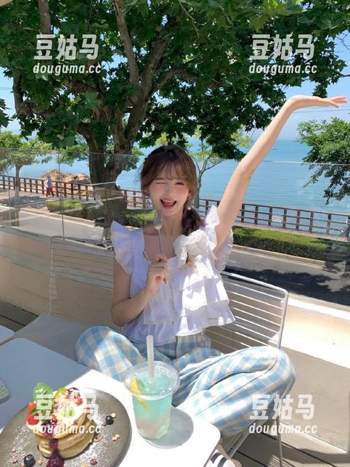 每天都看国产吃瓜视频，感觉视频里的土味单曲要永久陪伴我了…