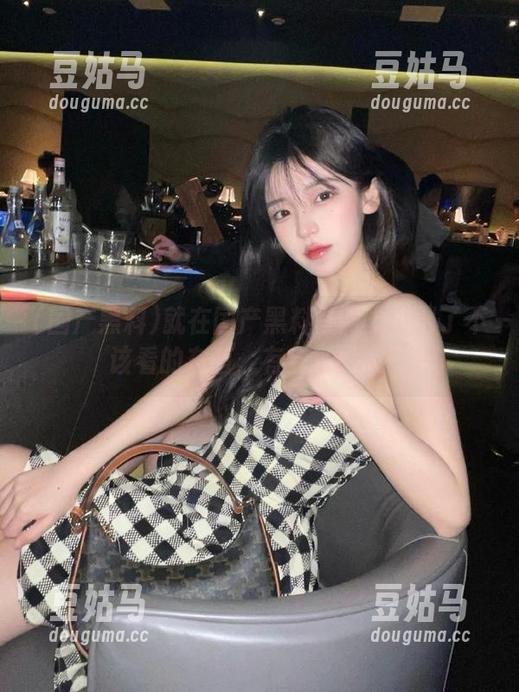 就在国产黑料官网上看到了不该看的东西，有点小尴尬！